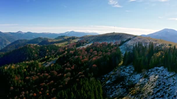 Voando sobre a torre de comunicações, neve de montanha coberto paisagem de inverno. — Vídeo de Stock