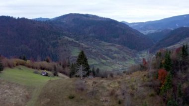 Gün batımından sonraki sonbahar dağları.