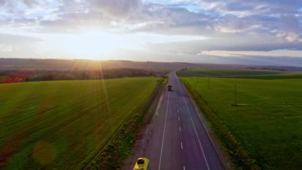 Letní krajina se zeleným polem s dopravou na silnici — Stock video