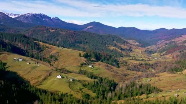 Malá vesnice v krásném horském údolí Karpat na Ukrajině v obci Dzembronya — Stock video