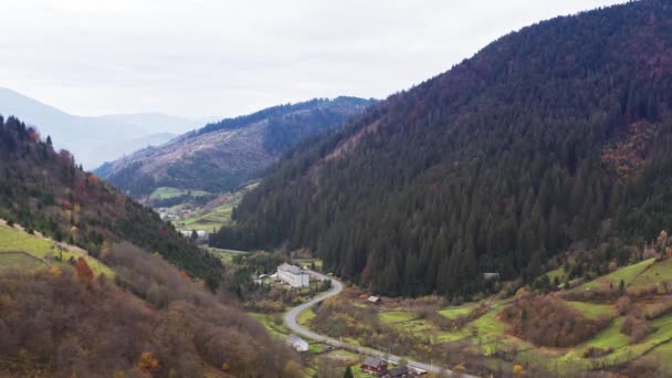 Petit village le long d'une route dans une gorge de montagne, les Carpates en Ukraine — Video