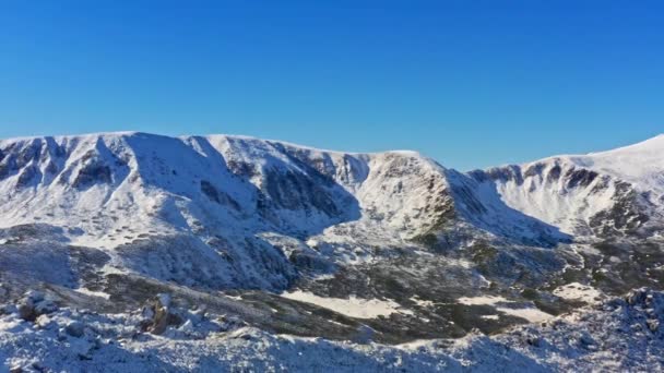 Underbara landskap av Karpaterna bergen täckt med den första snön i Ukraina nära byn Dzembronya — Stockvideo