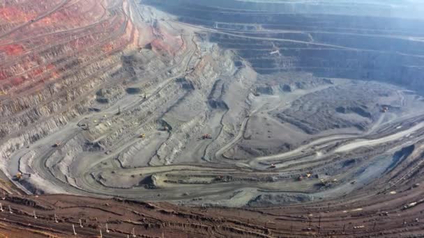 Widok z powietrza na południową fabrykę górniczą, kopalnia kamieniołomów na Ukrainie — Wideo stockowe