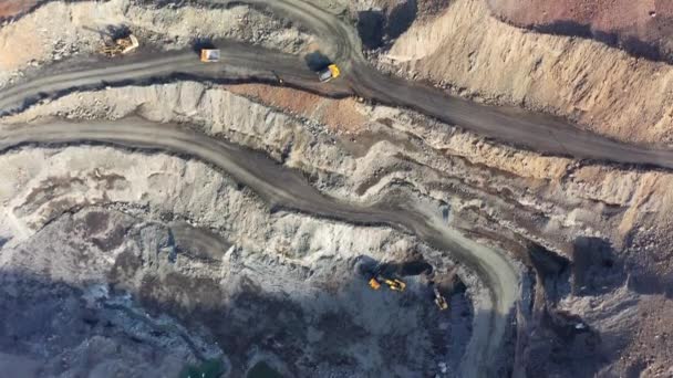 Enorme Belaz caminhões dirigindo no fundo do poço na fábrica de mineração, mina pedreira na Ucrânia — Vídeo de Stock