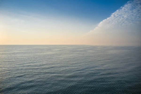 Ondas do mar em um belo mar pela manhã — Fotografia de Stock