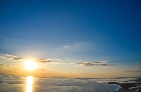 Морские волны на красивом море утром — стоковое фото