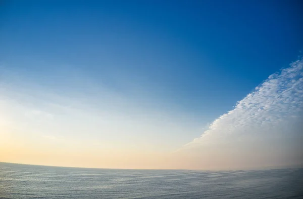 Ondas do mar em um belo mar pela manhã — Fotografia de Stock