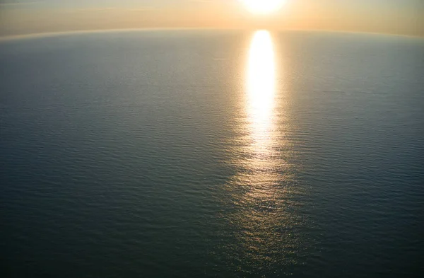 Sabah güzel bir denizde deniz dalgaları — Stok fotoğraf