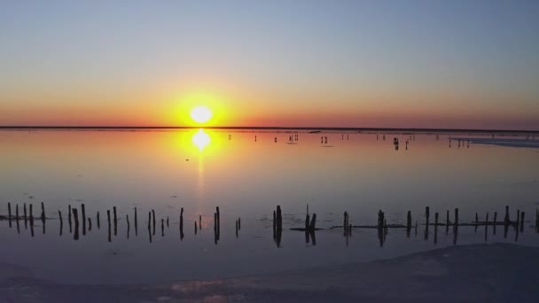 Rózsaszín só tó tetejére néző — Stock videók