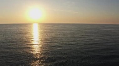 Sabah güzel bir denizde deniz dalgaları