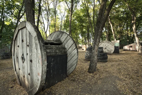 Paintball oyunu için eski ahşap yuvarlak bir bina. Oyuncular arkasında saklanıp kurtarma arıyorlar.