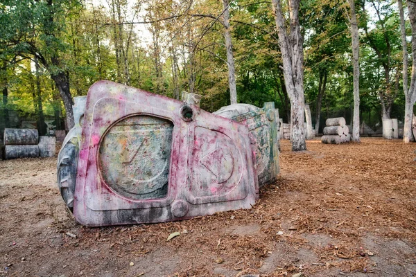 Stare Zardzewiałe Beczki Zniszczone Opony Bazie Paintballowej Gdzie Ukrywają Się — Zdjęcie stockowe