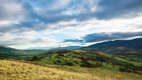 Zeitraffer blauer Himmel mit Wolken über dem Berg — Stockvideo