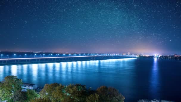 El puente largo está bañado en luz fría y brillante — Vídeos de Stock