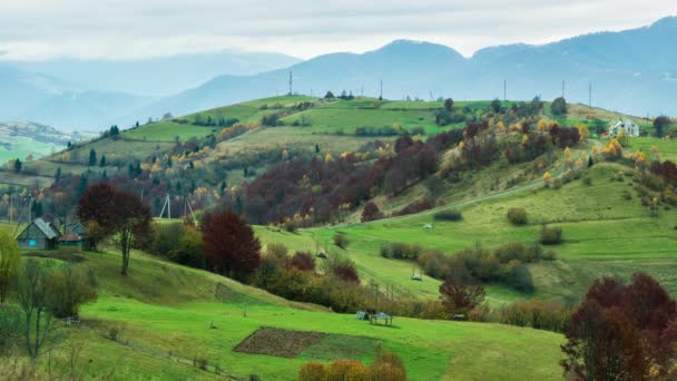 Landskap av gröna kullar under ett lager av vita och fluffiga moln — Stockvideo