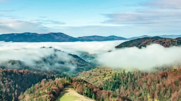 Krajiny zelených kopců pod vrstvou bílých a nadýchaných mraků — Stock video
