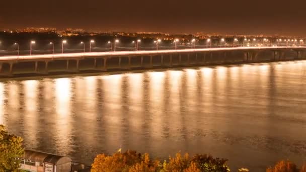 这座长桥在寒冷明亮的灯光下沐浴着 — 图库视频影像