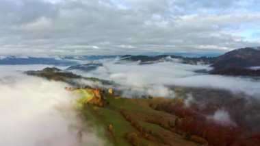Mavi gökyüzünde uçmak Dağların üzerinde bulutlarla