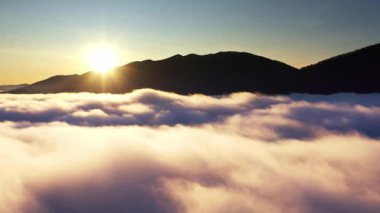 Gri sis dağ korkuluklarını kapladı