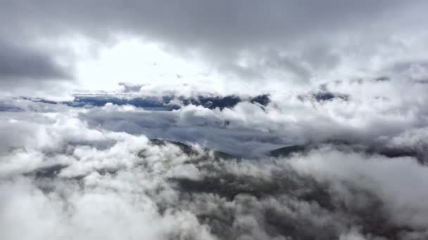 Vuelo a través del cielo azul con nubes sobre la montaña — Vídeos de Stock