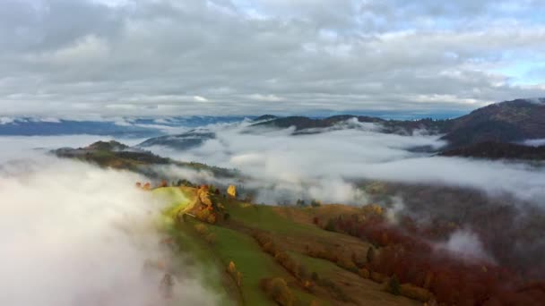 Flyg genom blå himmel med moln över berg — Stockvideo