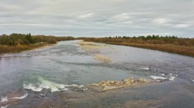 Sonbahar dağ nehrinin üzerinden uçmak