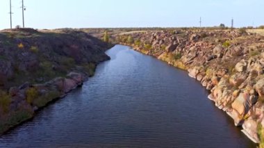 Resimli Ukrayna 'da büyük taşların arasında akan bir dere.