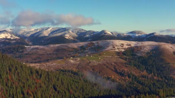 Pintorescos paisajes de montaña cerca del pueblo de Dzembronya en Ucrania en las montañas de los Cárpatos — Vídeos de Stock