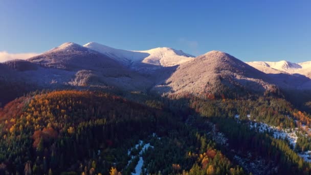 Pintorescos paisajes de montaña cerca del pueblo de Dzembronya en Ucrania en las montañas de los Cárpatos — Vídeo de stock