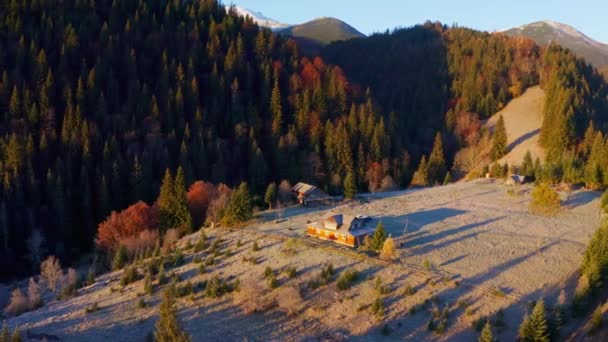 Kleines Dorf im wunderschönen Bergtal der Karpaten in der Ukraine im Dorf Dzembronya — Stockvideo