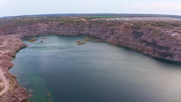 Ancienne carrière de pierre inondée, site d'extraction de pierre de granit naturel — Video