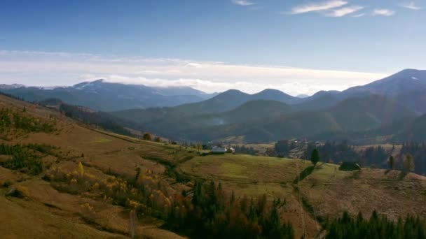 Mała wioska w pięknej górskiej dolinie Karpat na Ukrainie w miejscowości Dzembronya — Wideo stockowe