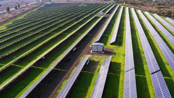 Ukrayna 'da güneşli yenilenebilir bir güneş enerjisi santralinin üzerinden uç — Stok video