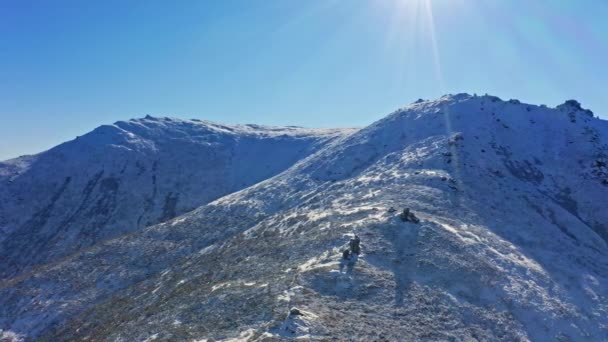 Maravillosos paisajes de las montañas de los Cárpatos cubiertos con la primera nieve en Ucrania cerca del pueblo de Dzembronya — Vídeos de Stock