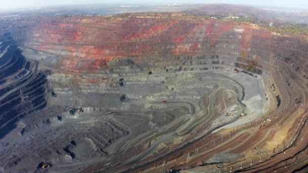 Letecký pohled na jižní důlní továrnu, důlní lomy na Ukrajině — Stock video