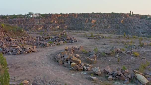 Há grandes montes de pedras no território da mina.. — Vídeo de Stock