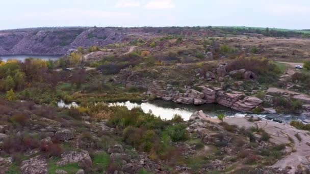 Kis gyors patak Kamenka az esti fény Ukrajnában — Stock videók