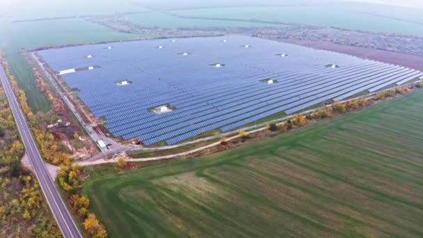 ウクライナの美しい緑のフィールド上の大規模な太陽光発電所 — ストック動画