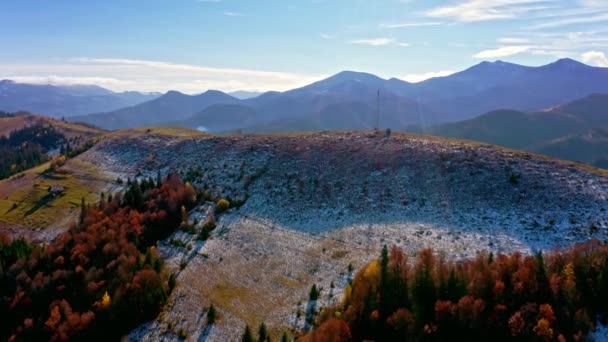 Voando sobre a torre de comunicações, neve de montanha coberto paisagem de inverno. — Vídeo de Stock