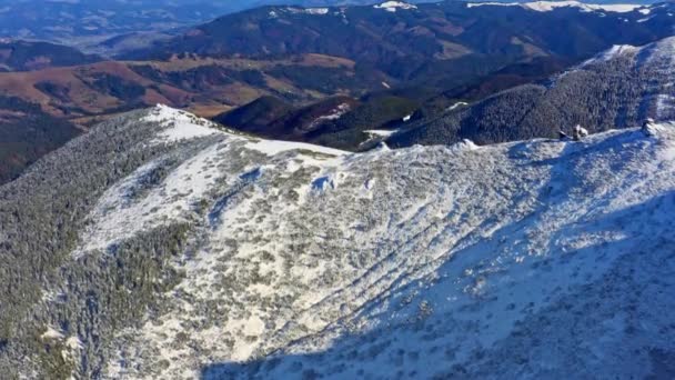 Paisajes de las montañas de los Cárpatos, cubiertos con grandes repisas de piedra en Ucrania, cerca del pueblo de Dzembronya — Vídeos de Stock