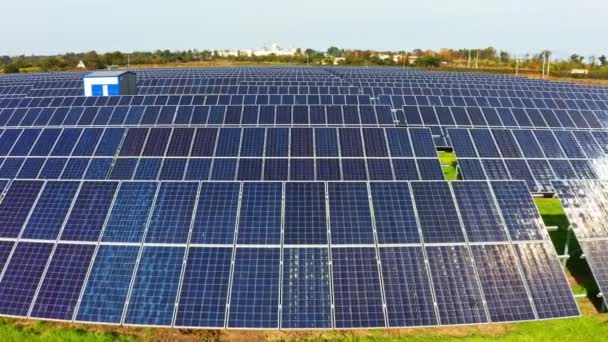 Велика сонячна електростанція на мальовничому зеленому полі в Україні. — стокове відео
