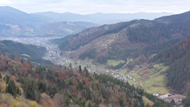 Malá vesnice podél silnice v horské rokli, Karpatské hory na Ukrajině — Stock video