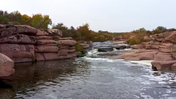 Liten snabb vattenfall Kamenka på kvällen ljus i Ukraina — Stockvideo