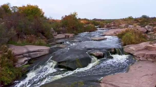 Liten snabb vattenfall Kamenka på kvällen ljus i Ukraina — Stockvideo