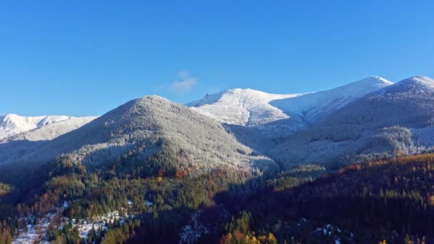 Pintorescos paisajes de montaña cerca del pueblo de Dzembronya en Ucrania en las montañas de los Cárpatos — Vídeos de Stock