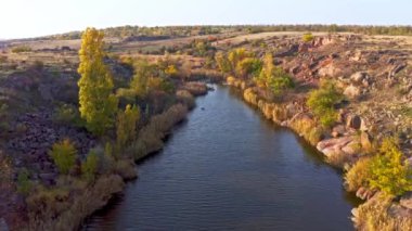Resimli Ukrayna 'da büyük taşların arasında akan bir dere.