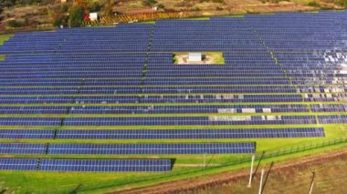 Ukrayna 'da güneşli yenilenebilir bir güneş enerjisi santralinin üzerinden uç