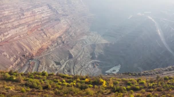 Вид с воздуха на южный горнодобывающий завод, карьер в Украине — стоковое видео