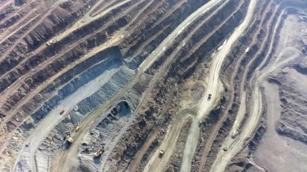 Enormes camiones Belaz que conducen en el fondo de la mina en la fábrica minera, cantera de minas en Ucrania — Vídeos de Stock