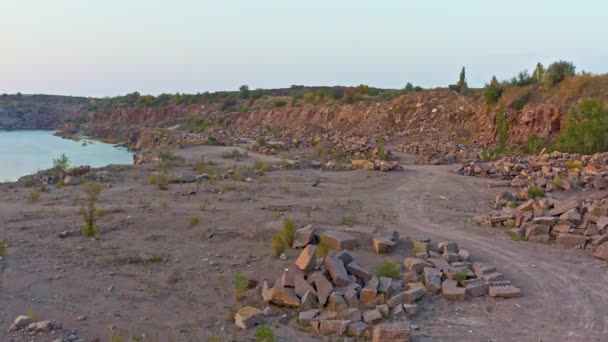 Hay grandes montones de rocas en el territorio de la mina. — Vídeo de stock